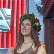 Insegnante di lingue straniere impartisce lezioni per studenti delle elementari, medie e liceo